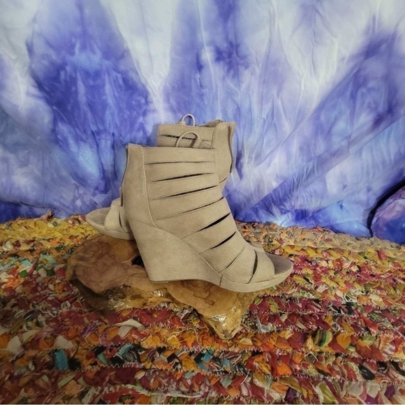 Charming Charlie Tan Peep Toe Wedge Shoes Size 9M - Picture 12 of 13